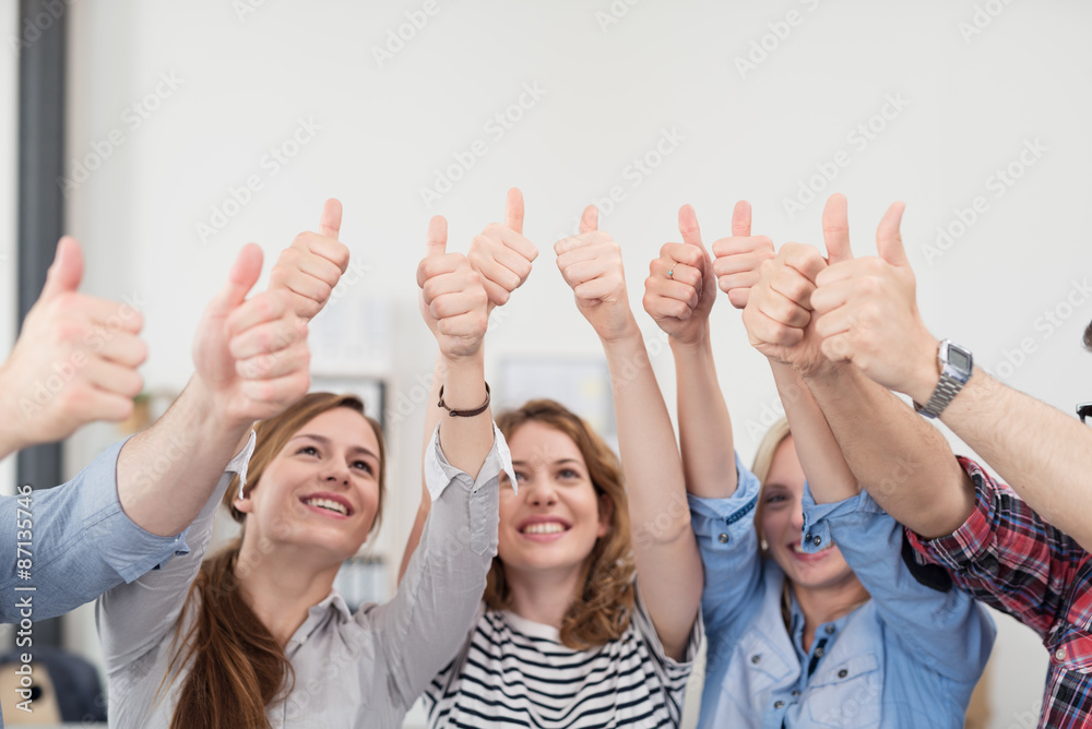 zufriedene junge leute zeigen daumen hoch zufriedene junge leute zeigen daumen hoch