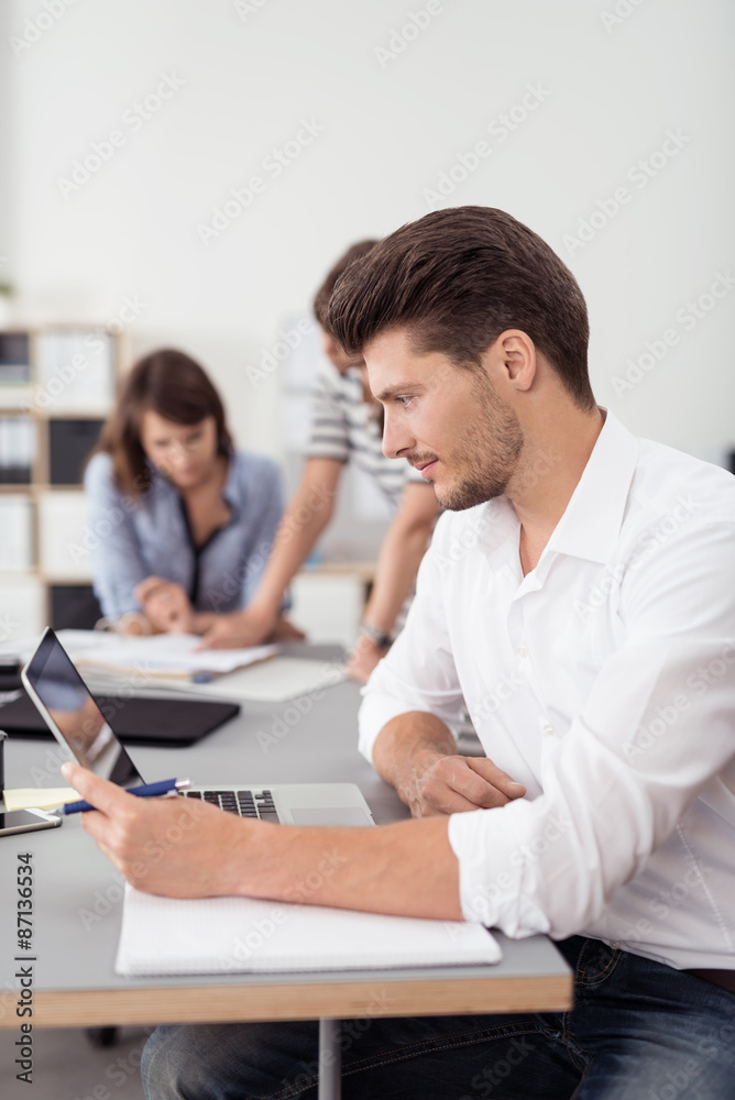 geschäftsmann schaut konzentriert auf laptop geschäftsmann schaut konzentriert auf laptop