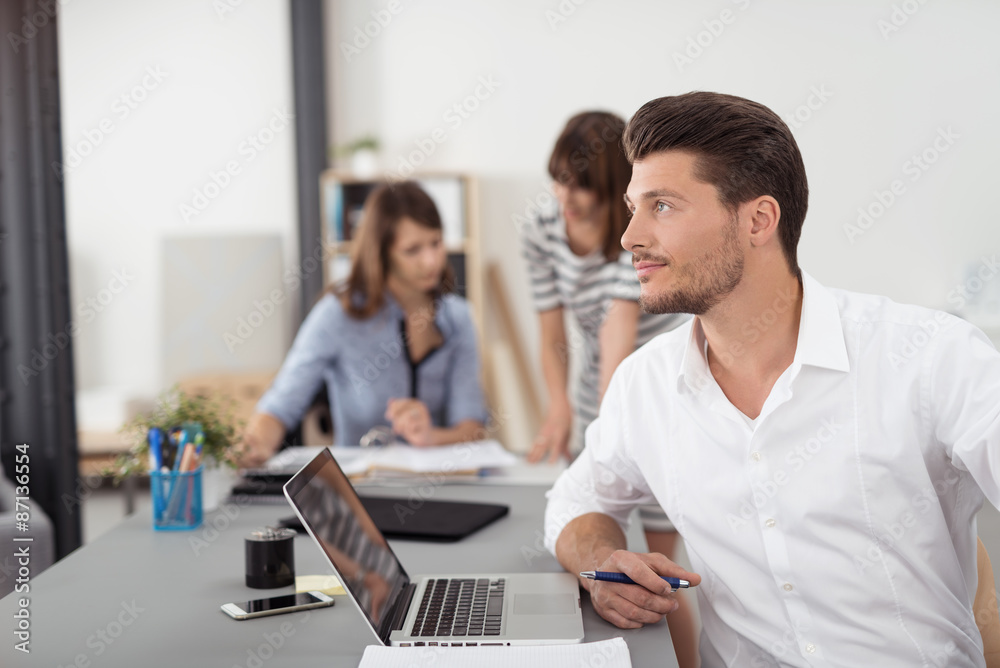 geschäftsmann im büro plant etwas