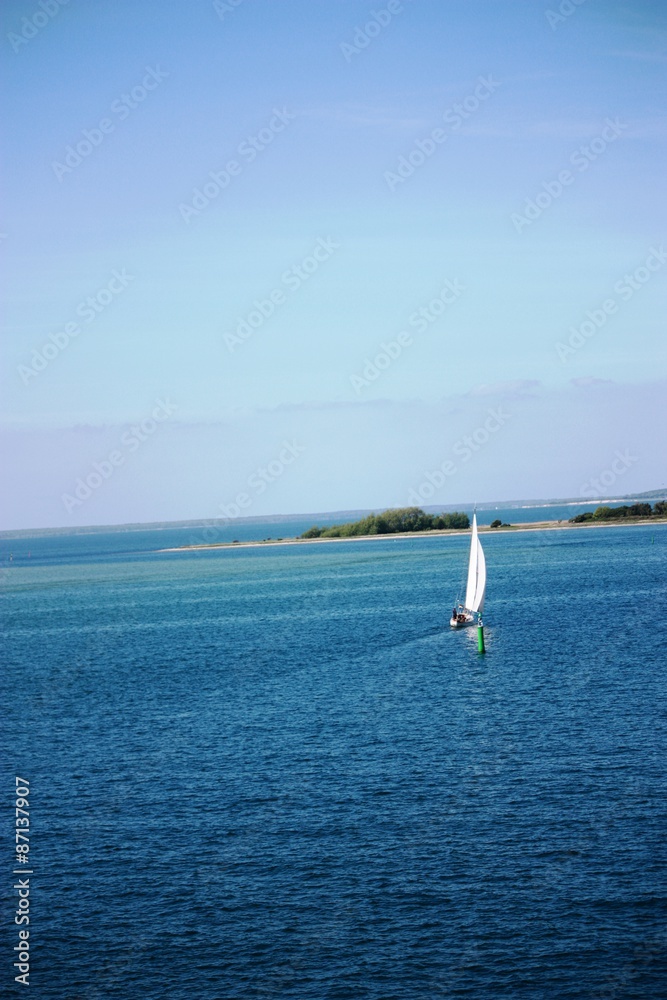 Naklejka premium Sailboat in the ocean