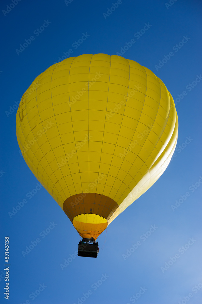 Obraz premium gelber Heißluftballon beim Start