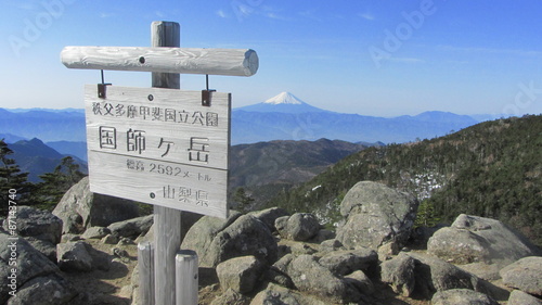 国師ヶ岳山頂より富士山