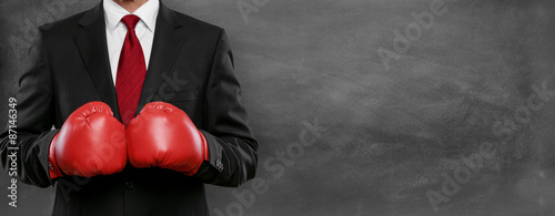 Cuadro en lienzo Mann im Anzug mit Boxhandschue