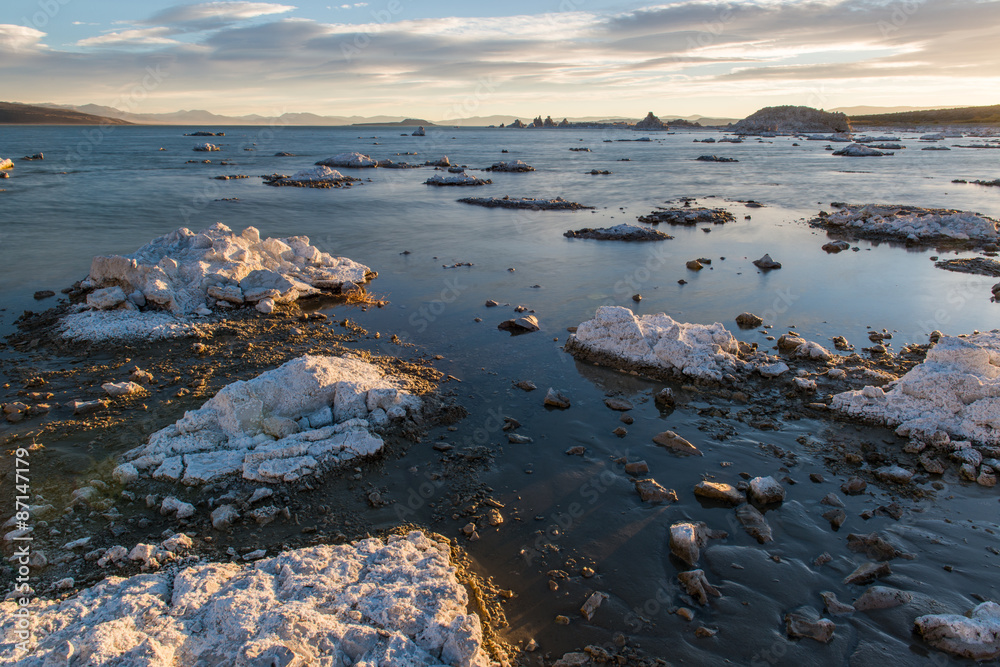 Obraz premium Lake mono at the sunrise. 