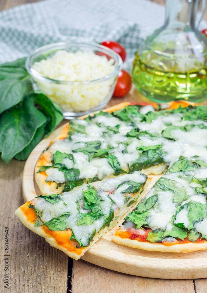 Homemade cheese spinach pizza Homemade cheese spinach pizza