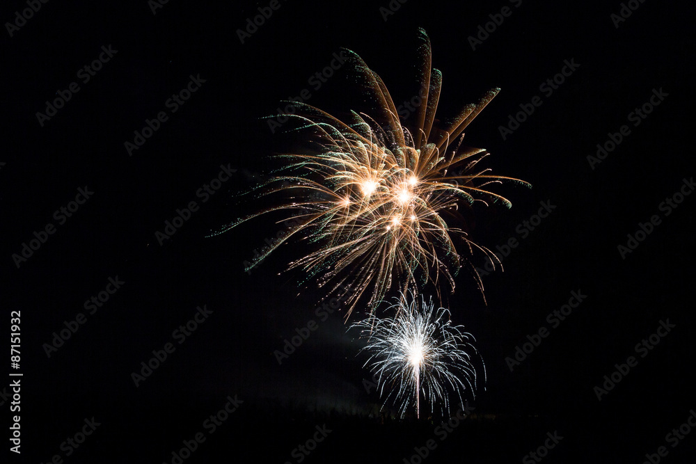 Feu d'artifice vert, jaune