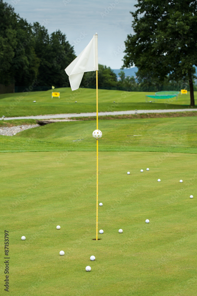 Obraz premium White flag on a golf course