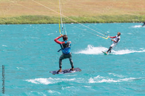 sportivi con kitesurf