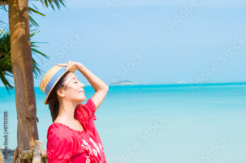 沖縄の海を楽しむ若い女性(9)