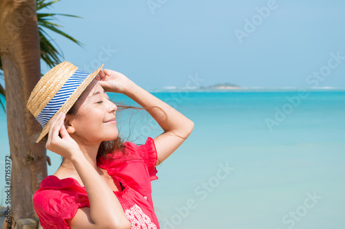 沖縄の海を楽しむ若い女性(5)