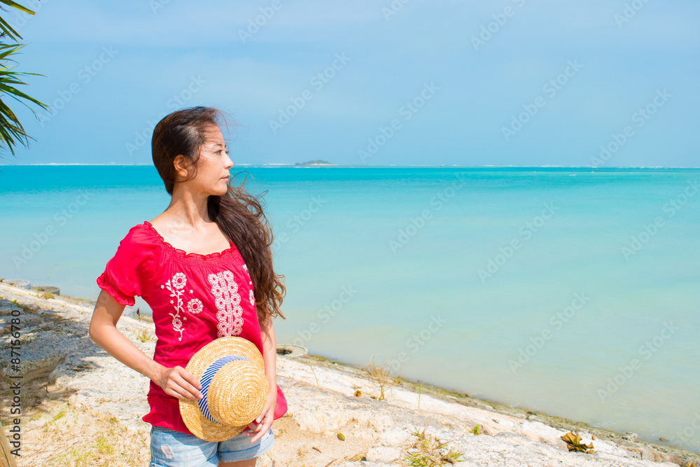 沖縄の美しい海をバックに麦わら帽子を持つ女性 2 Stock Photo Adobe Stock 沖縄の美しい海をバックに麦わら帽子を持つ女性 2 Stock Photo Adobe Stock