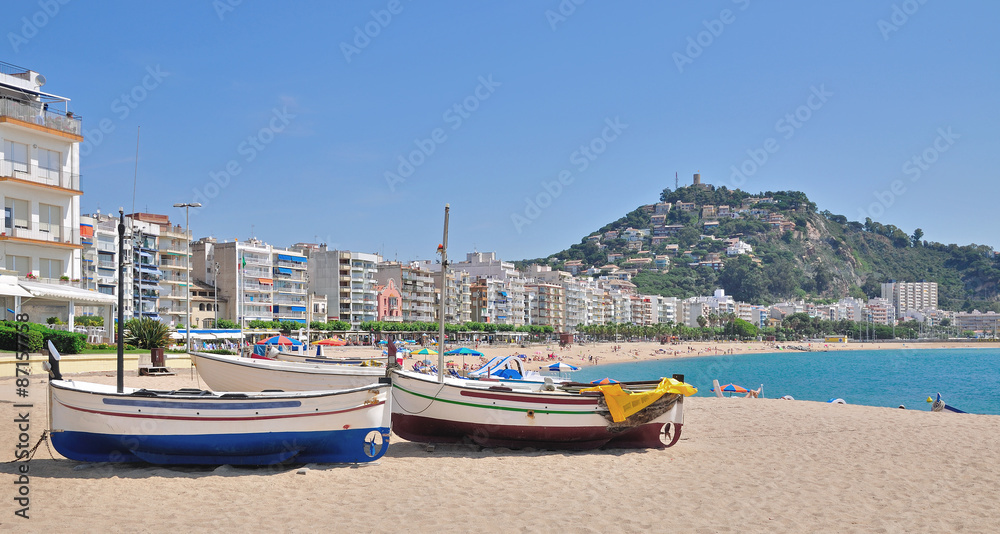 am Strand im Urlaubs-und Badeort Blanes an der Costa Brava nahe Lloret de Mar,Spanien