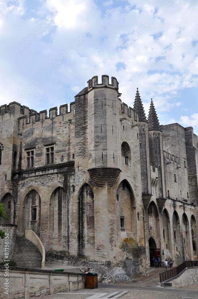 Sur le pont d'Avignon L'on y danse, l'on y danse. France