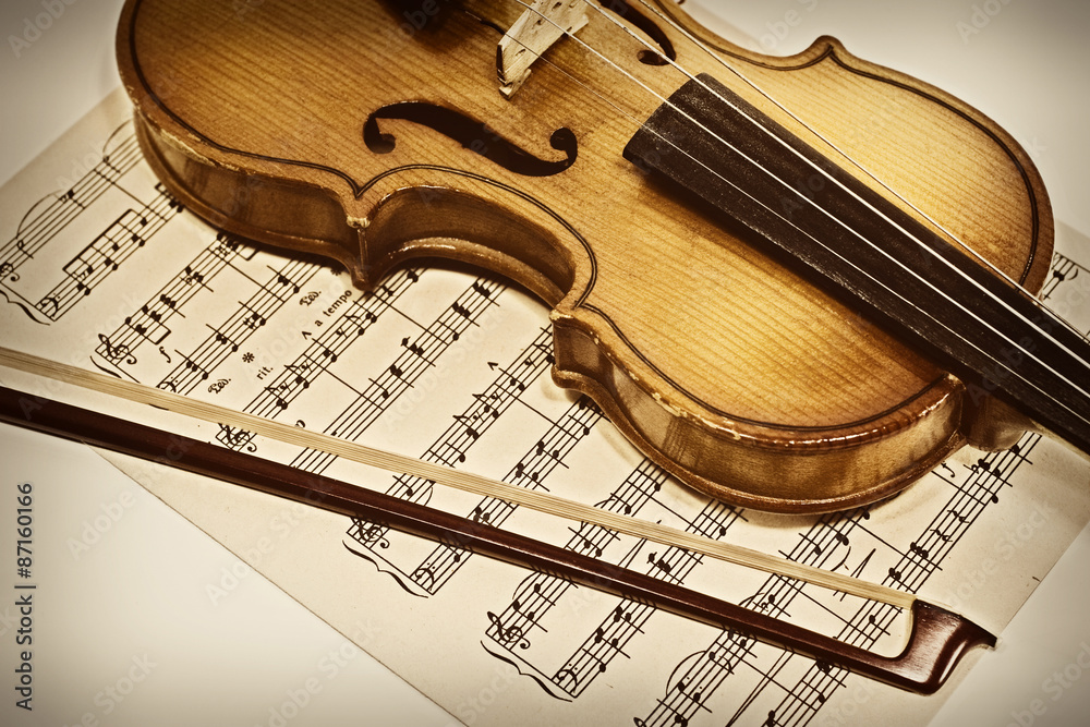 Fototapeta premium Old violin and musical notes