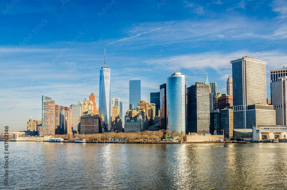 Fototapeta premium Manhattan Skyline and Reflection in Water on a Winter Morning