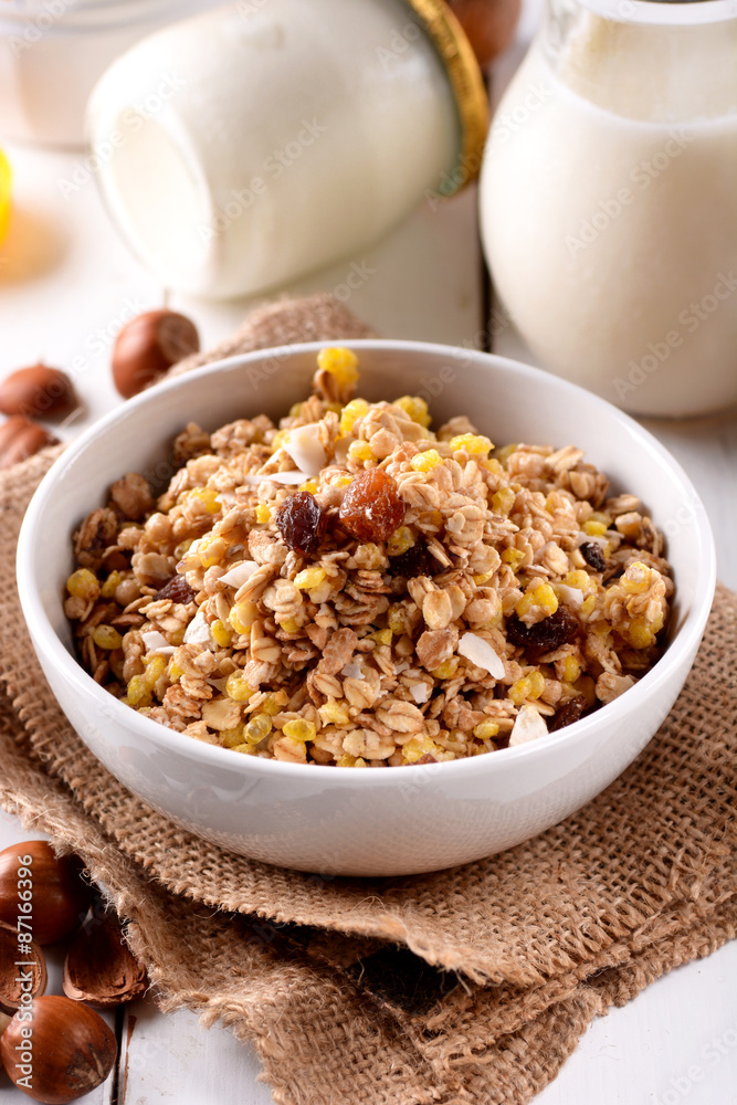 muesli biologico nella ciotola bianca per la prima colazione muesli biologico nella ciotola bianca per la prima colazione