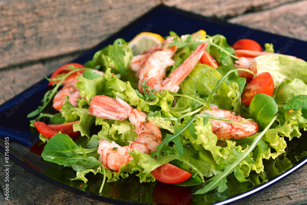 Salad with shrimp, arugula and tomato
