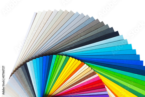 Palette de couleurs en papier sur fond blanc