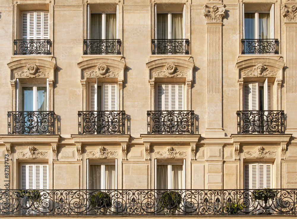 Fototapeta premium Typowa fasada paryskiego budynku w pobliżu Notre-Dame