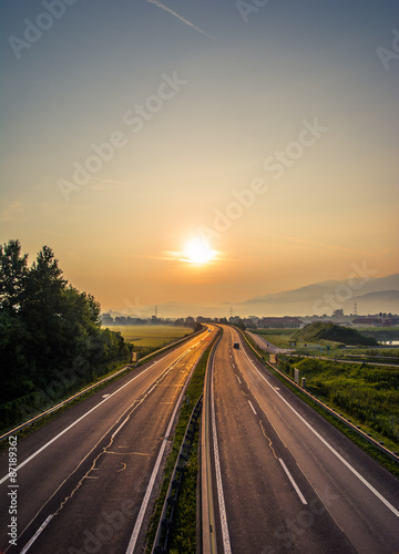 Autobahn und Sonnenaufgang