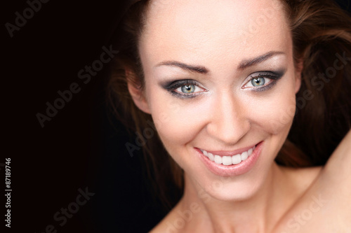 Radość. Portret uśmiechniętej pięknej, naturalnej kobiety.