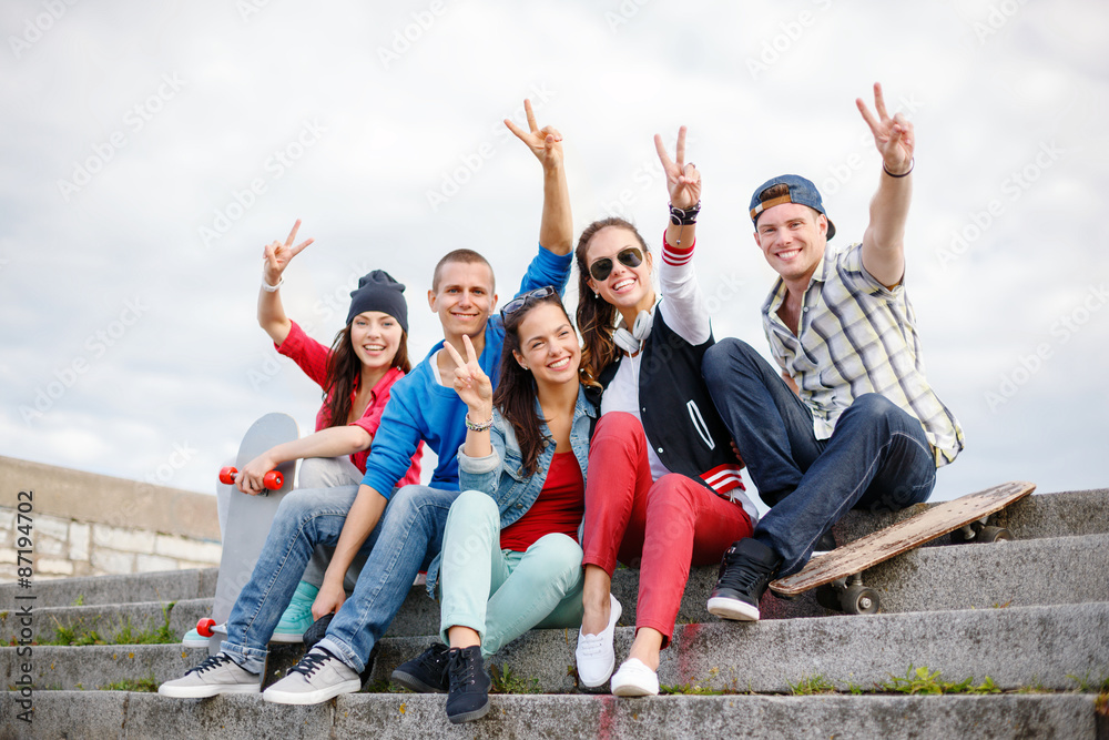 Obraz premium group of smiling teenagers hanging out