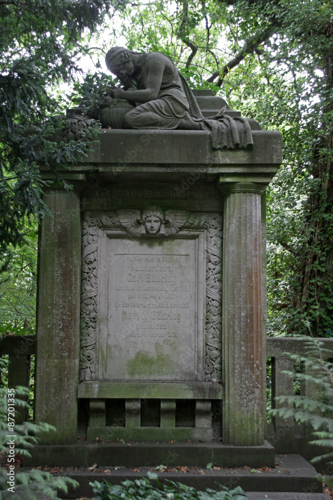 Obraz premium Grabmal auf dem alten Friedhof in Schwerin