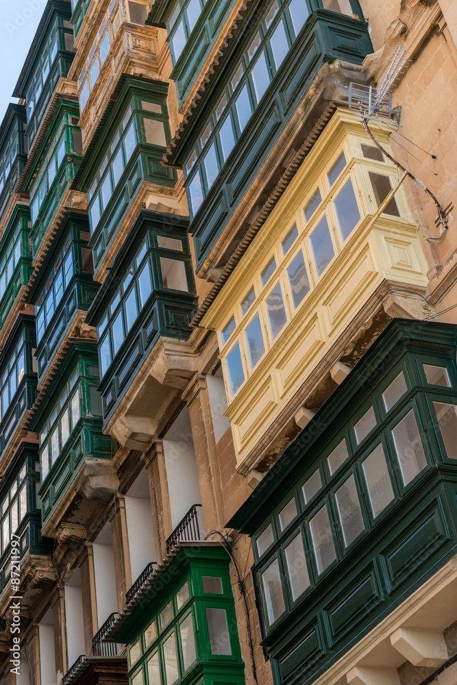 Balconi di legno colorati e coperti tipici  di Malta 