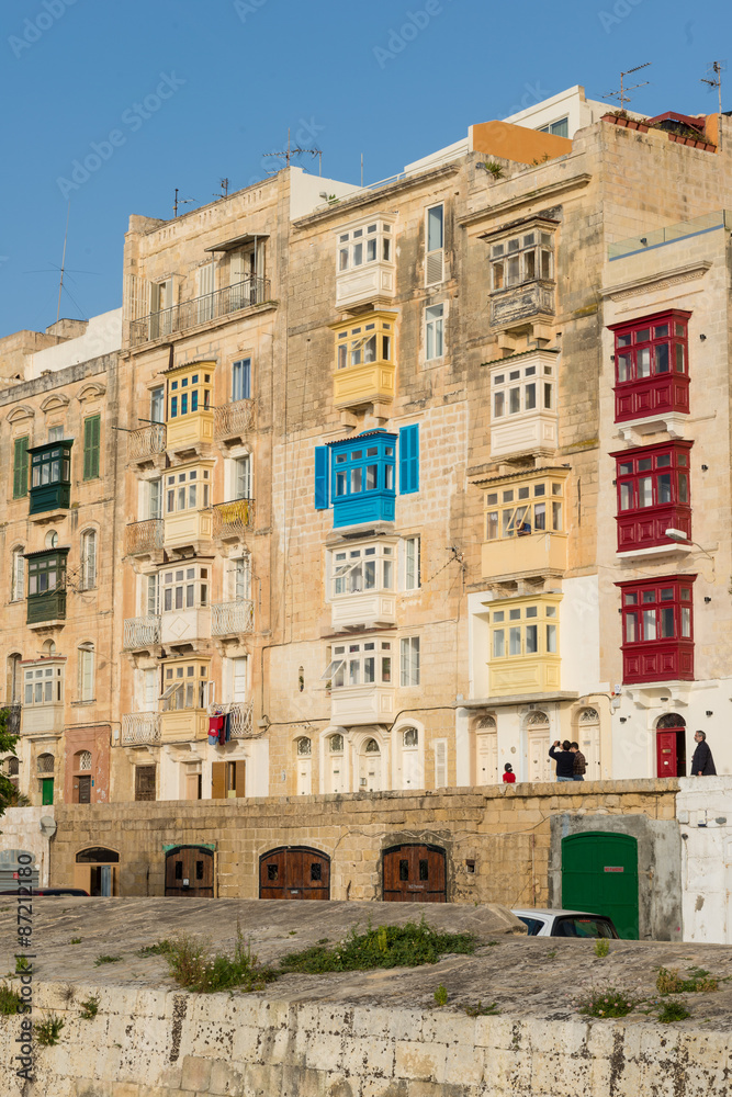 Balconi di legno colorati e coperti tipici  di Malta 