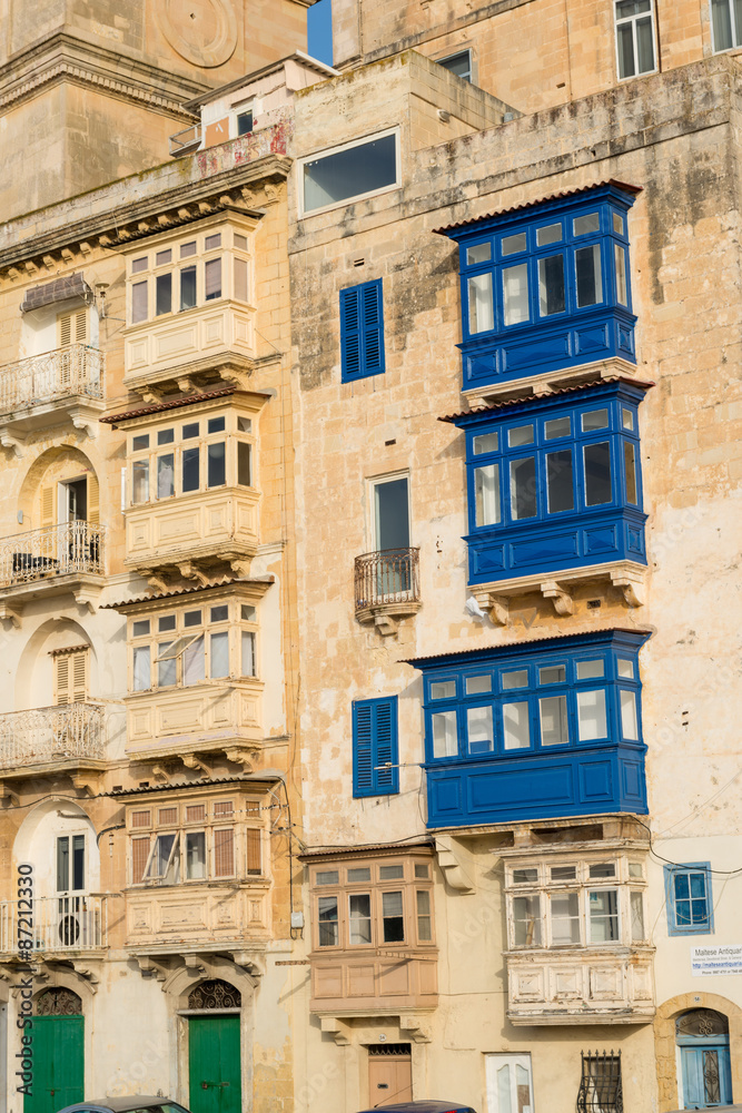 Balconi di legno colorati e coperti tipici  di Malta 