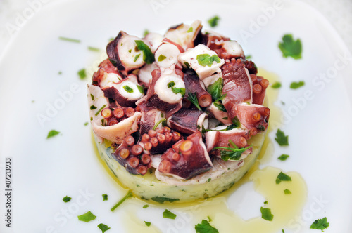 Insalata fresca e sana. Polpo e purè di patate