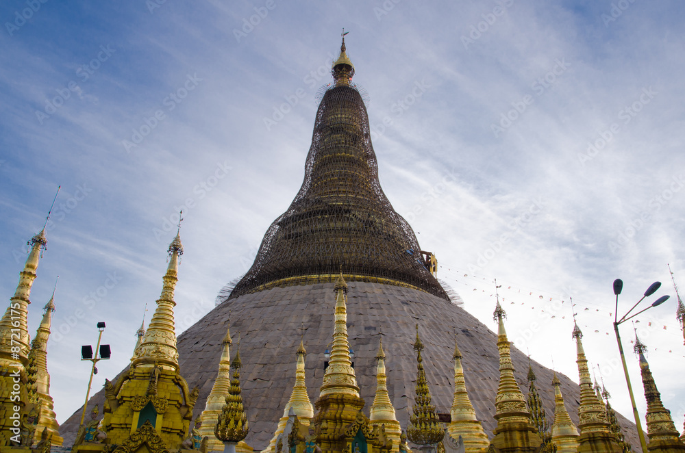 Fototapeta premium Detail of the ancient Shwedagon pagoda at twilight, quinquennial