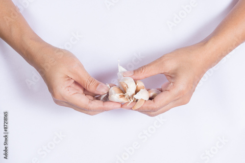 Handle garlics.