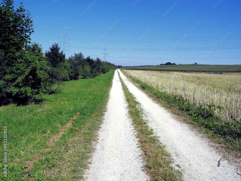 einsamer Feldweg