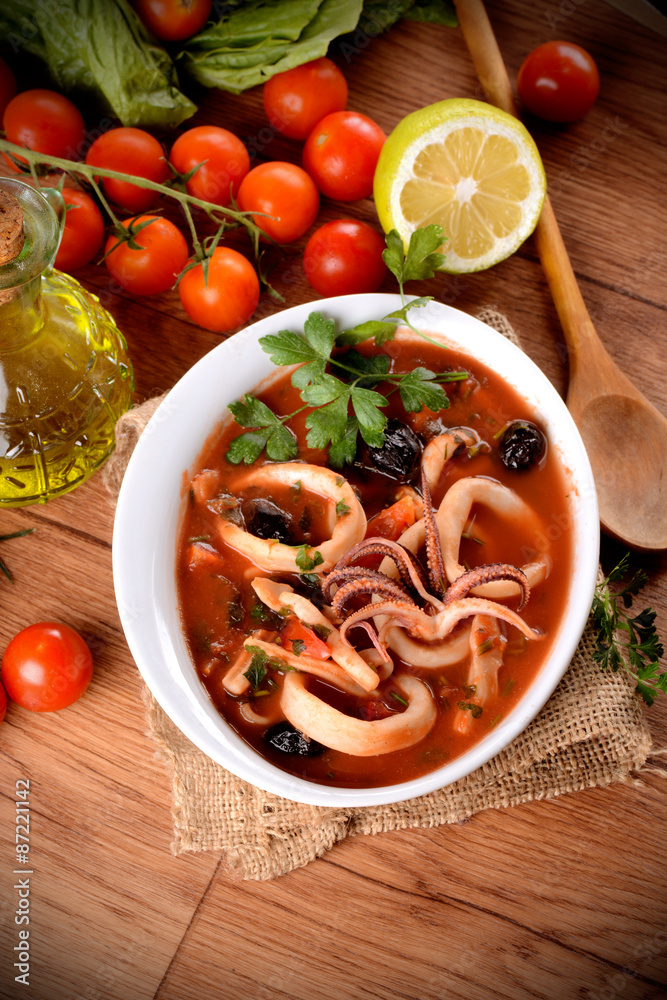 zuppa di calamari con pomodoro e olive nere zuppa di calamari con pomodoro e olive nere