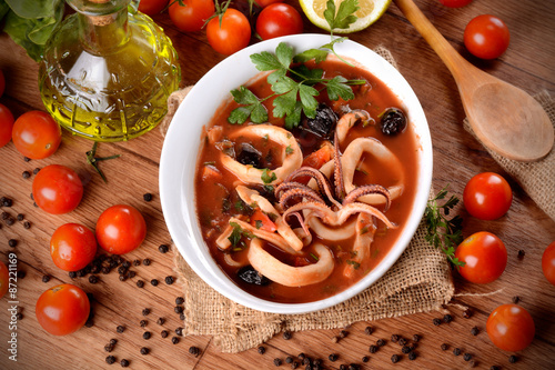 zuppa di calamari con pomodoro e olive nere