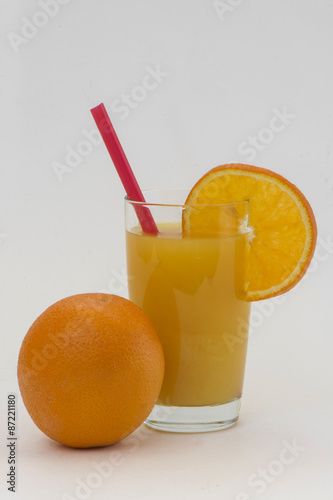 апельсин и долька с соком и трубко