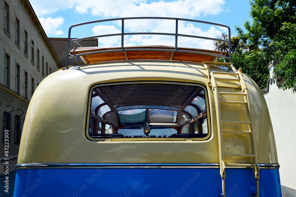 Dachträger und Leiter an einem Oldtimer Autobus