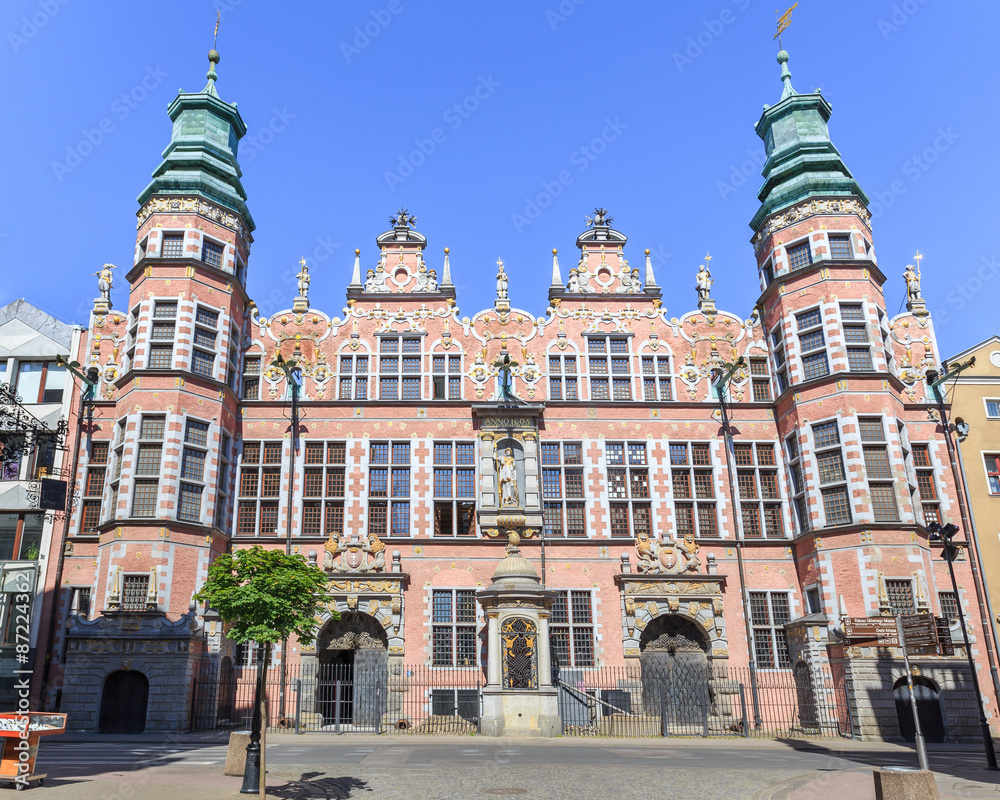 Fototapeta premium Budynek Wielkiej Zbrojowni (Great Armory Building) w Gdańsku (germ. Das Große Zeughaus) – nazywany też arsenałem, stanowi najokazalszy świecki budynek zabudowy Gdańska z 1605 roku
