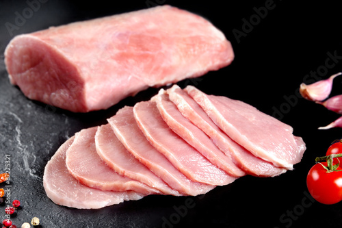 Carne fresca y cruda. Filetes de lomo de cerdo, medallones listos para cocinar.  photo