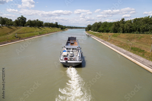 Péniche sur le Rhin