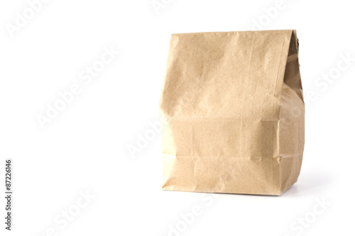бумажный пакет на белом фоне