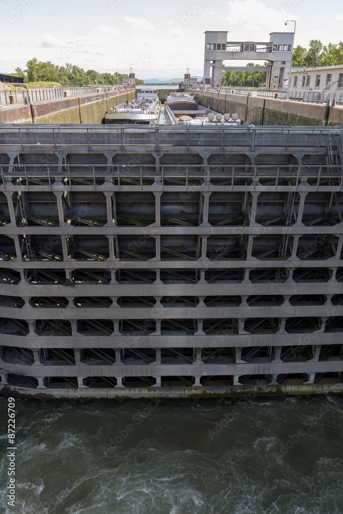 Péniche dans l'écluse Péniche dans l'écluse