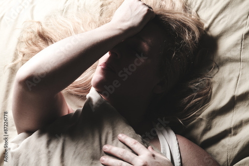 Foto A woman feel sick lying down on bed