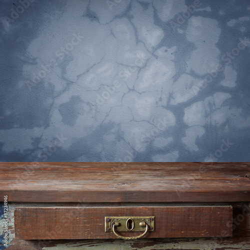 пустой деревянный стол на фоне синей стены