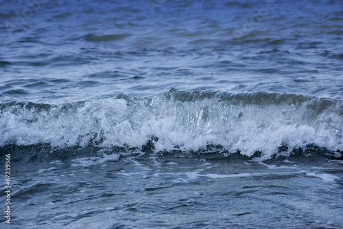 Las olas del mar revientan al llegar a la playa.