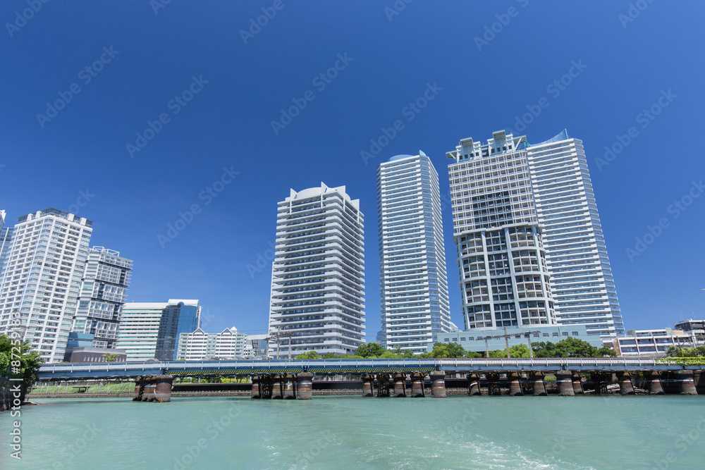 Naklejka premium 海から見た横浜駅周辺の高層ビルとマンションを捉えた鉄道・交通風景
