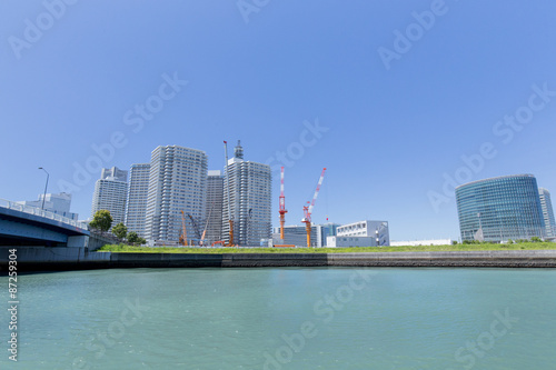 海から見た横浜駅周辺の高層ビルとマンション