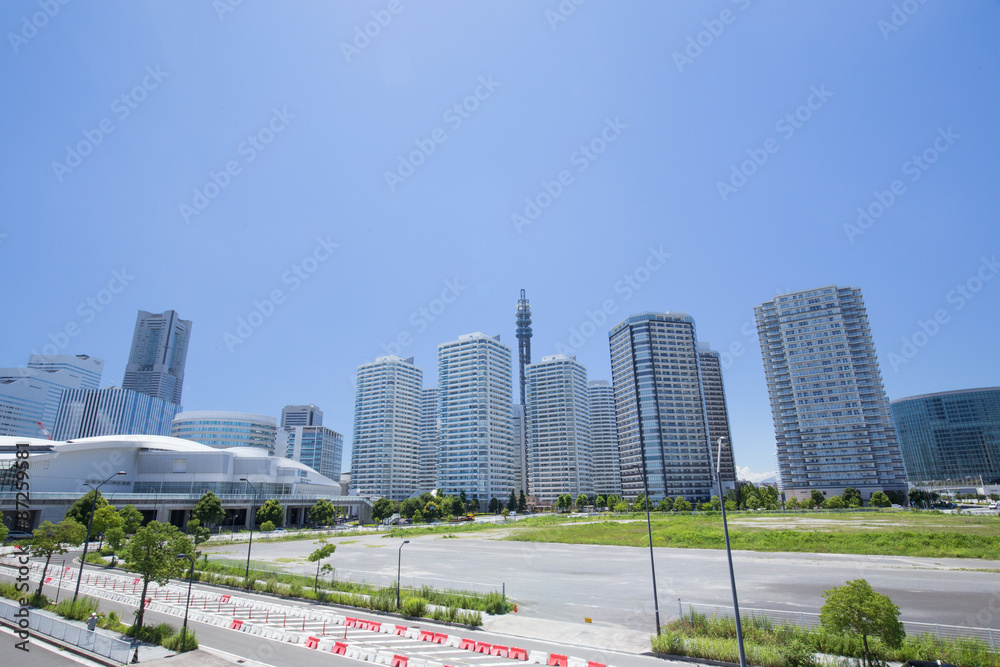 開発が進む横浜みなとみらい地区（建設中の高層ビルとマンション）