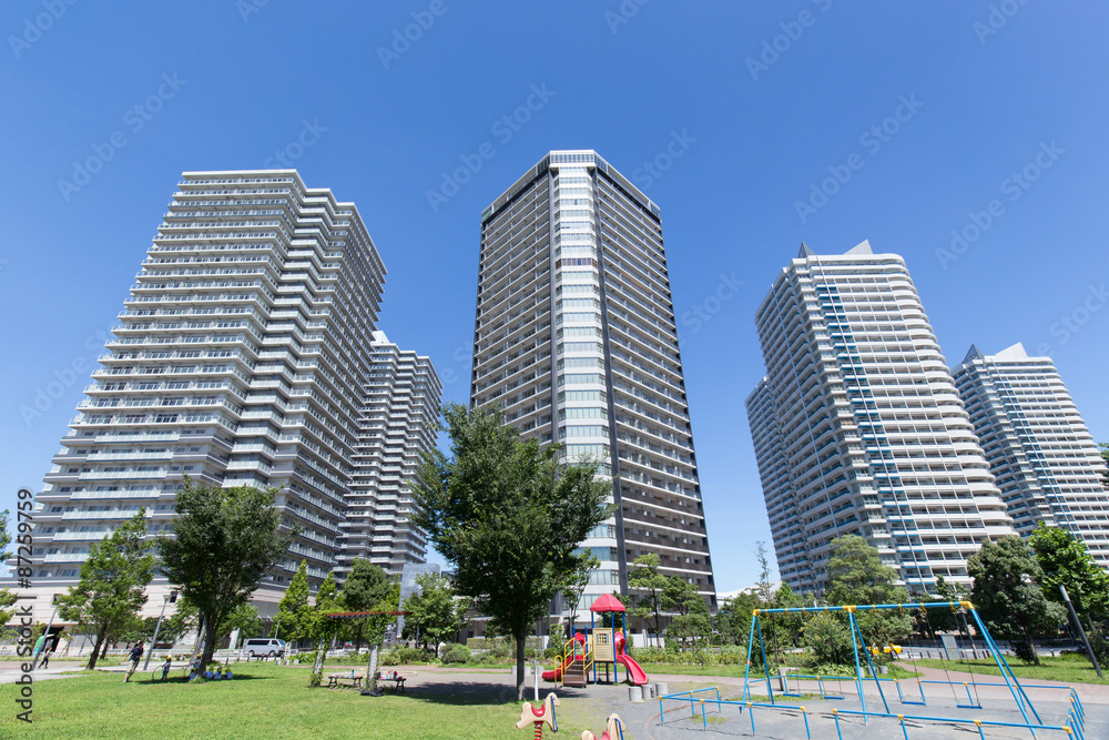 Obraz premium 横浜みなとみらいの高層ビルとマンション